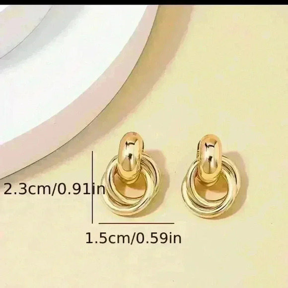 Elegant Gold-Tone Hoop Earrings - Picture 3 of 3